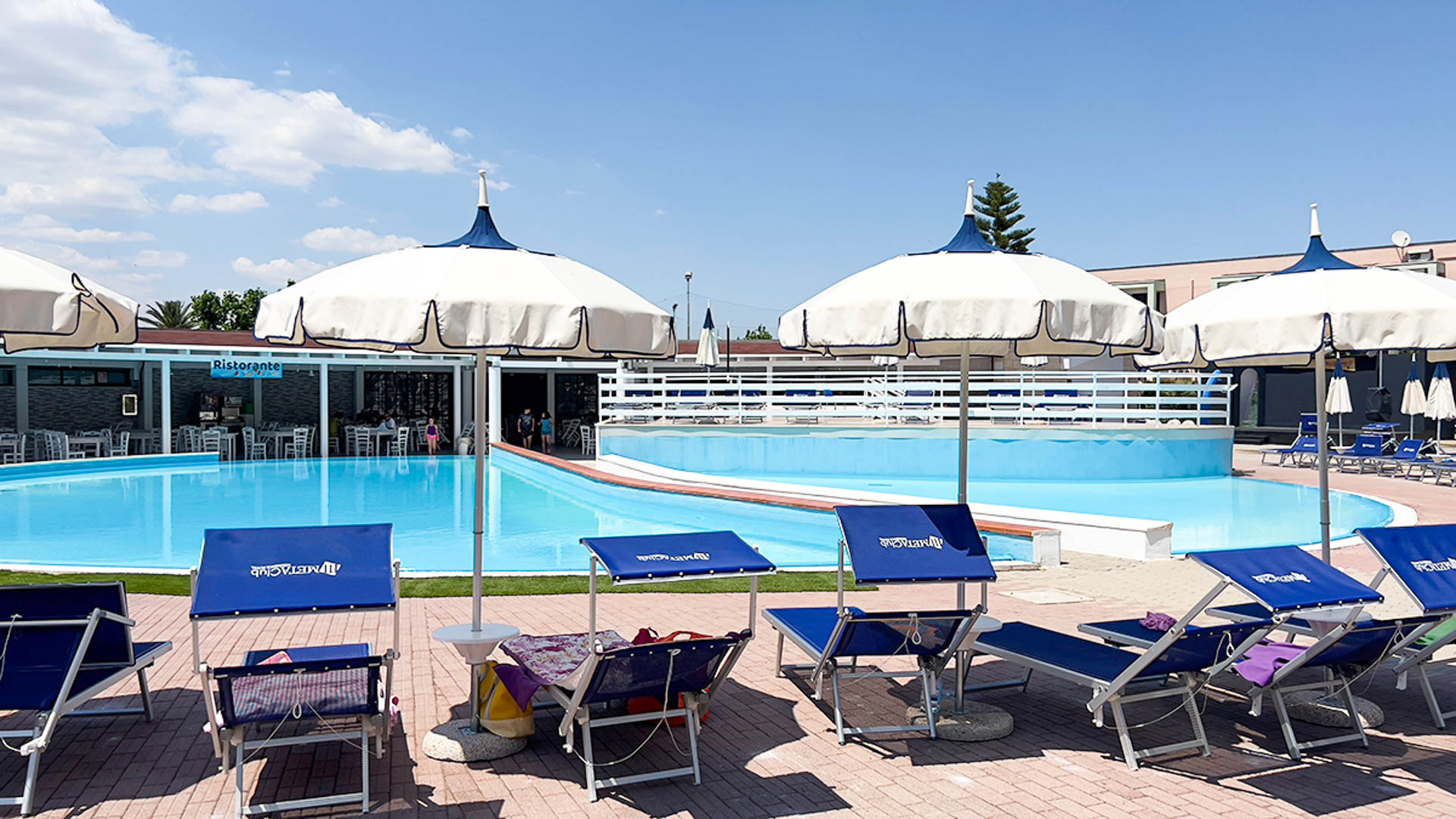 meta_family_village_6-65864